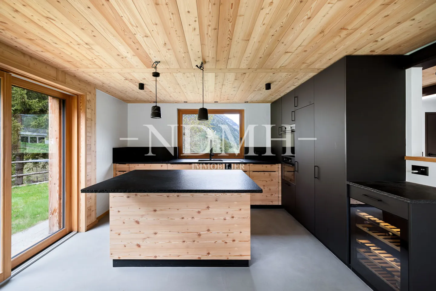 Alpine charm and modernity in a preserved setting - Photo 3 of 16