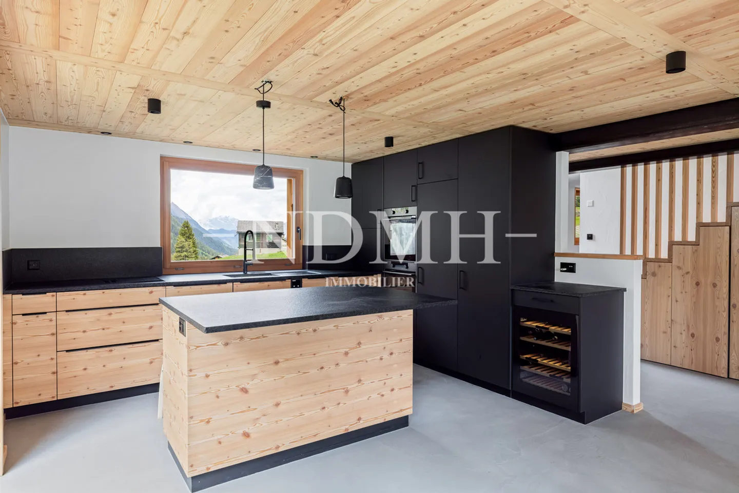 Alpine charm and modernity in a preserved setting - Photo 4 of 16