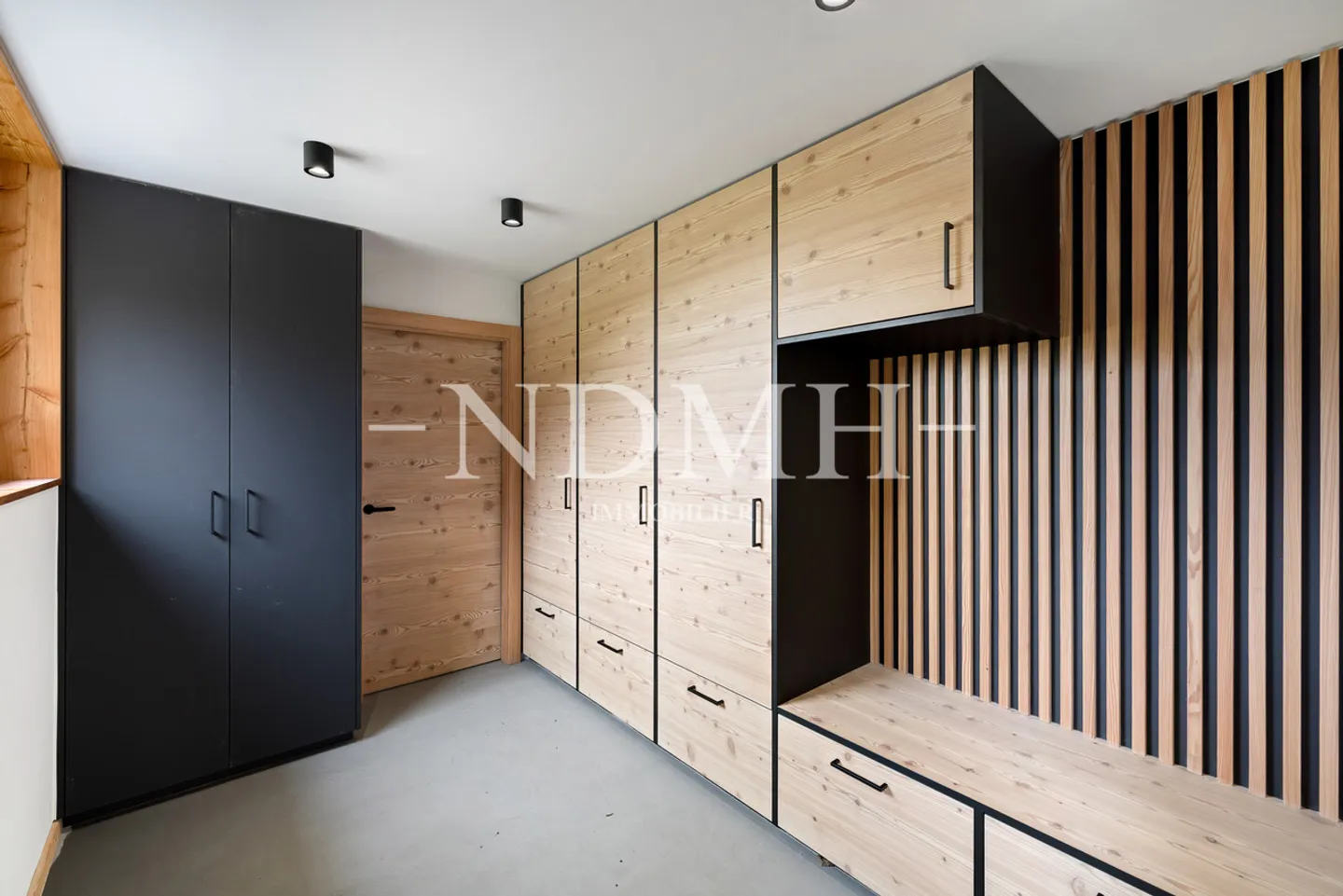 Alpine charm and modernity in a preserved setting - Photo 6 of 16