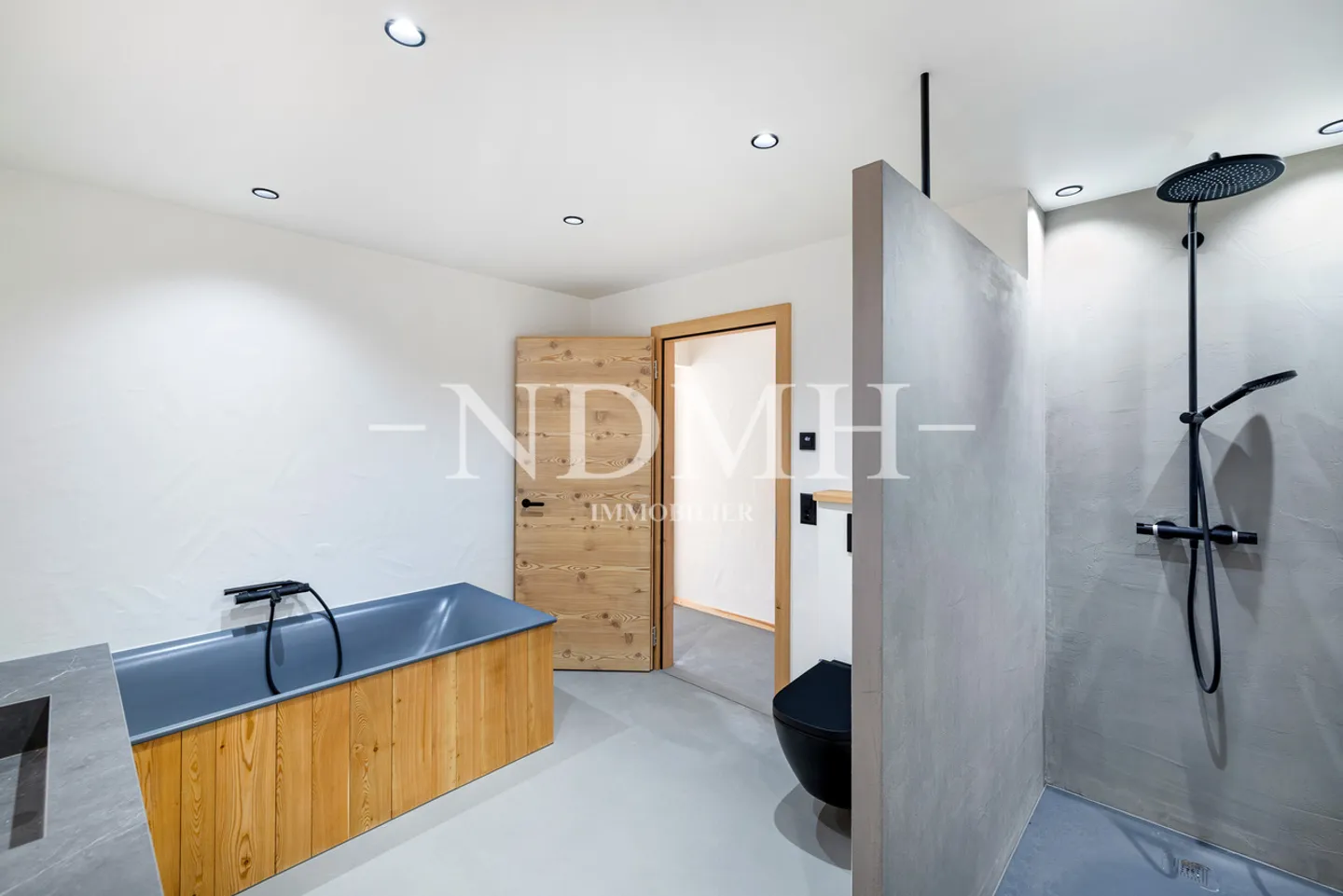 Alpine charm and modernity in a preserved setting - Photo 10 of 16
