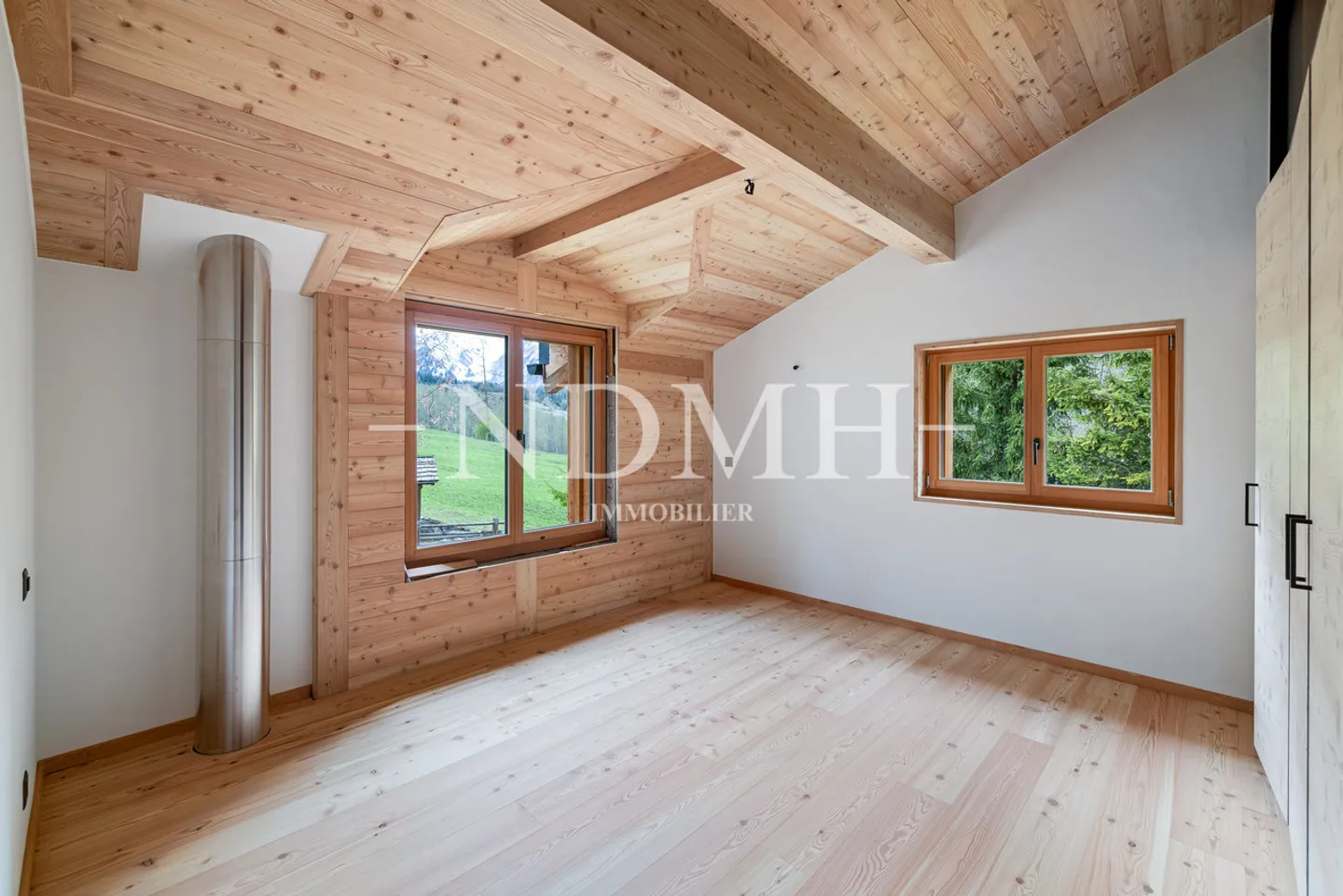 Alpine charm and modernity in a preserved setting - Photo 12 of 16