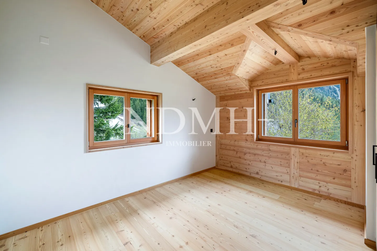 Alpine charm and modernity in a preserved setting - Photo 15 of 16