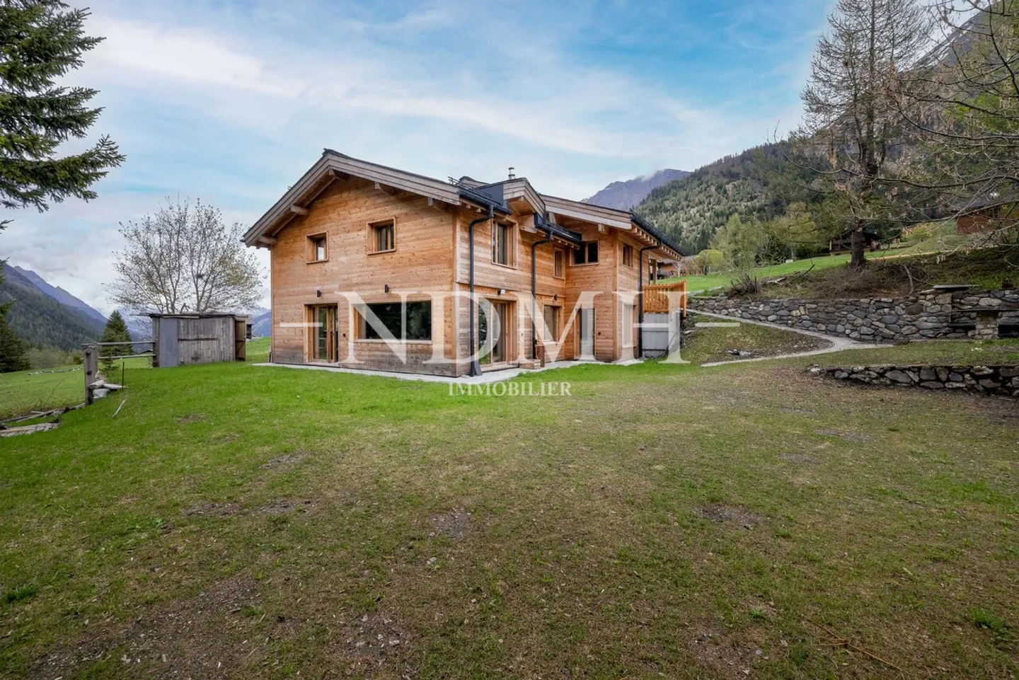 Alpine charm and modernity in a preserved setting - Photo 16 of 16
