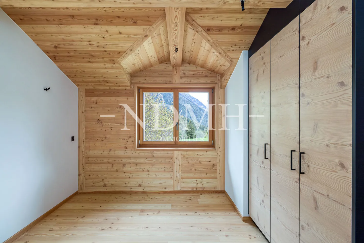 Alpine charm and modernity in a preserved setting - Photo 14 of 16
