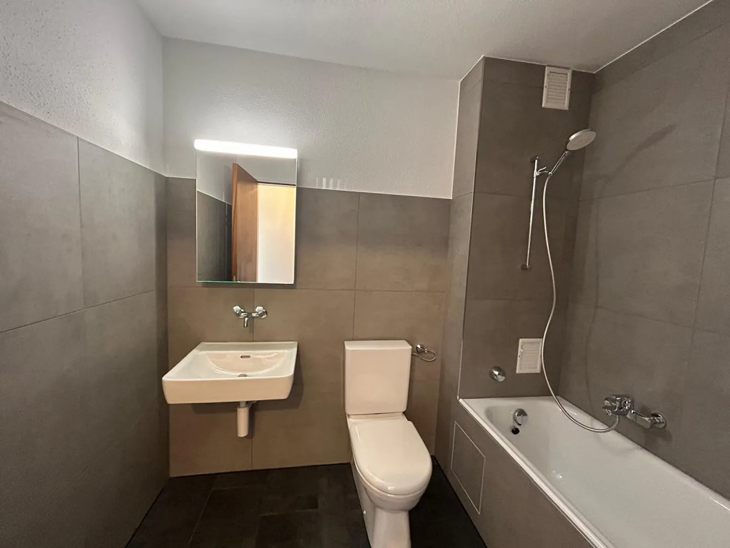 Practical 3.5-room apartment in a convenient location - Photo 3 of 10