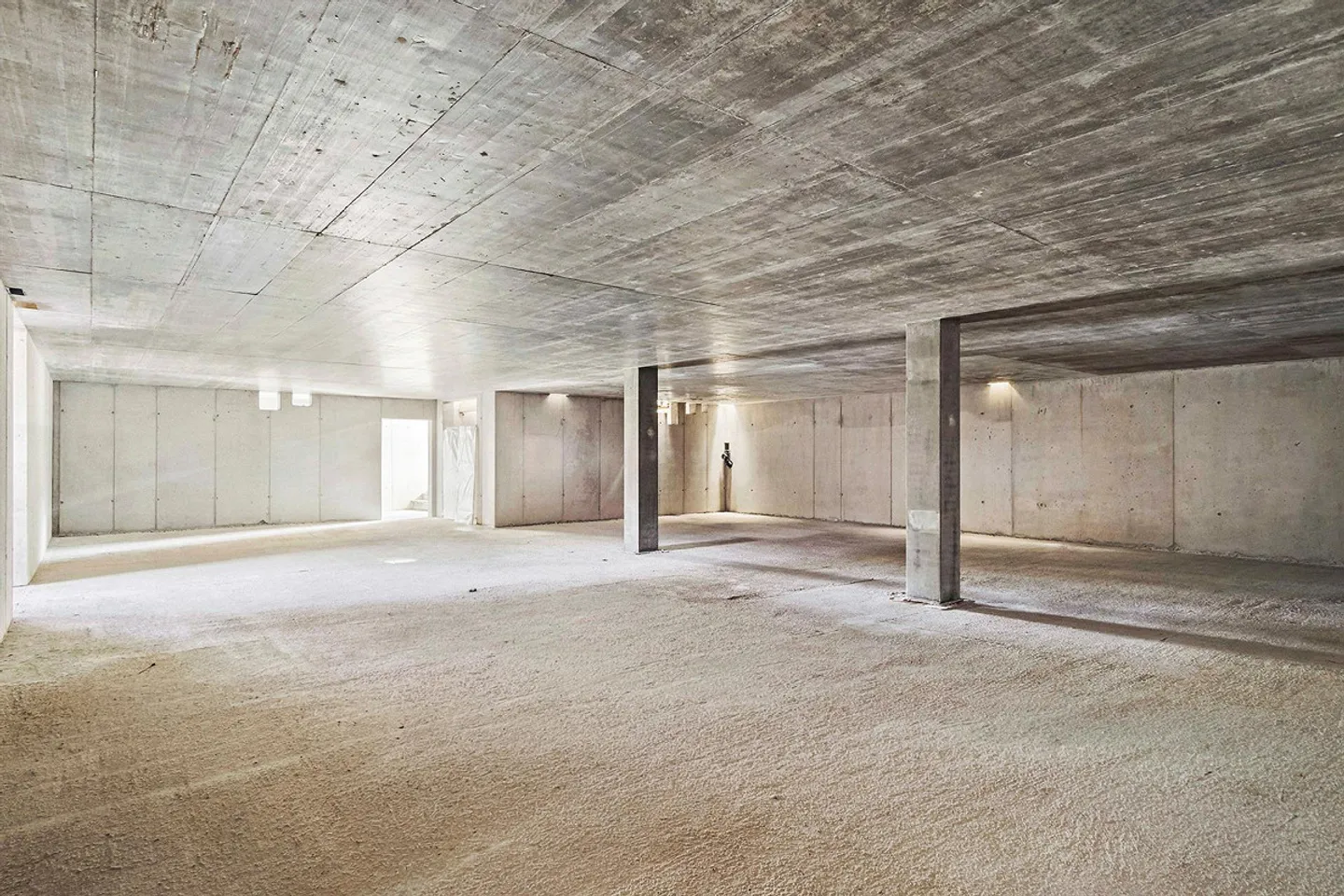 Magazzino e Commercio Sotto Un Unico Tetto - Foto 2 di 13