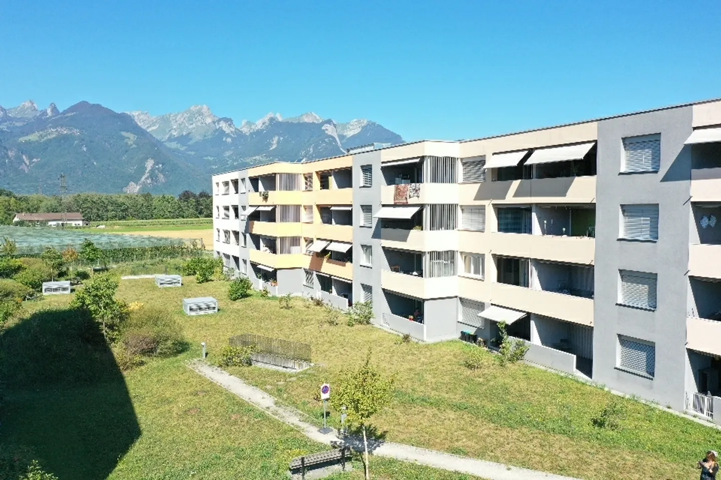 Modern apartment near the highway access - Photo 10 of 12