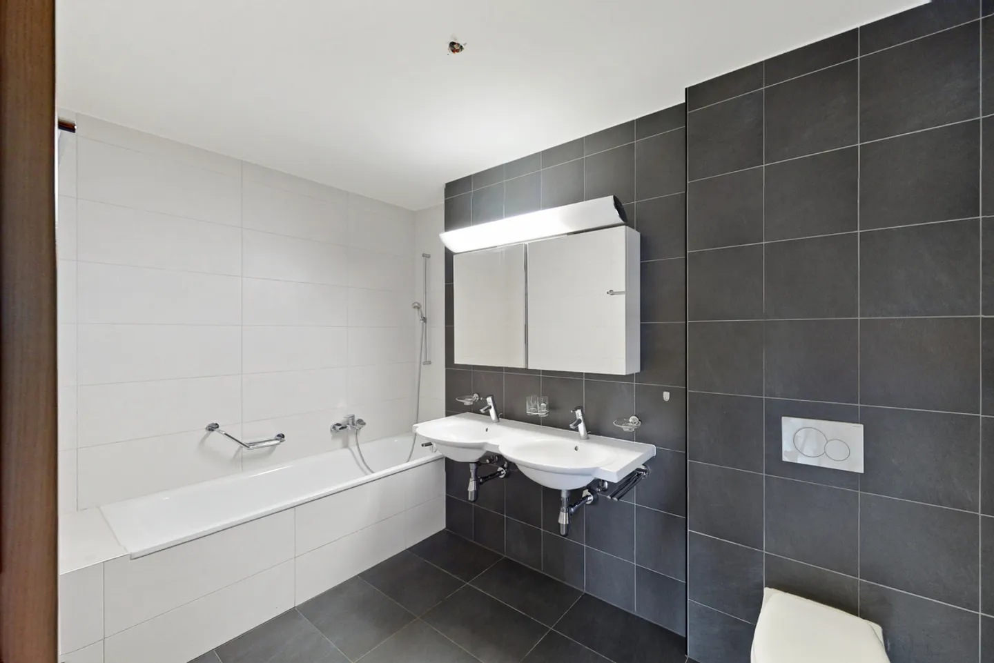 Modern apartment near the highway access - Photo 7 of 12