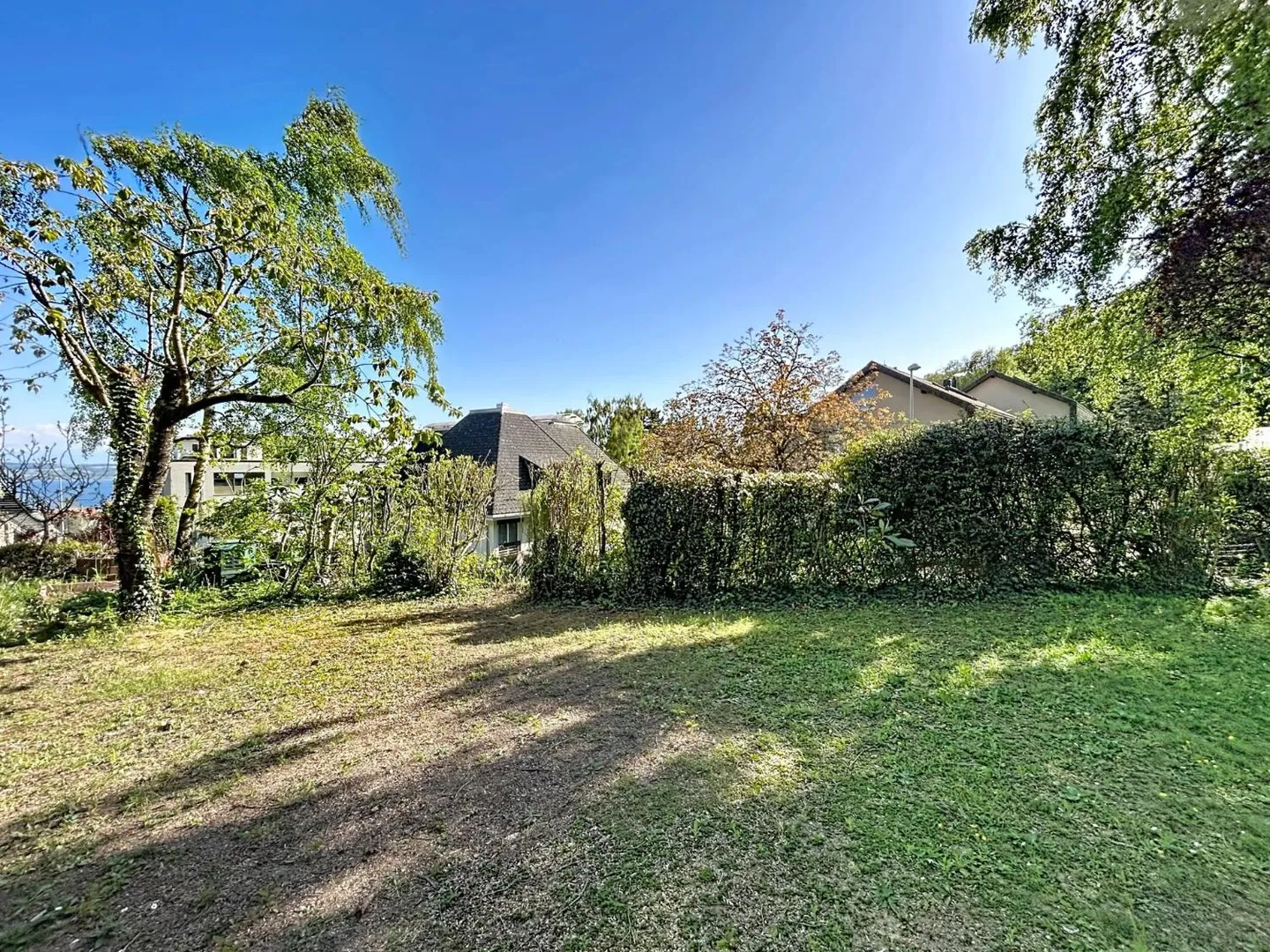 Villa indipendente nelle alture di Neuchâtel, vista lago e alpi - Foto 1 di 12