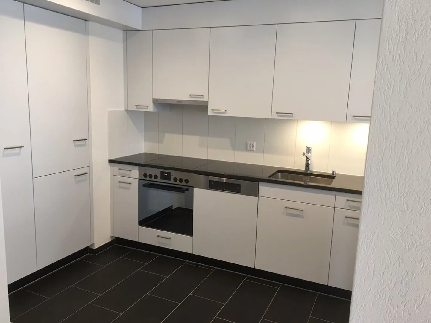 4 Room Apartment for Rent - Photo 2 of 8