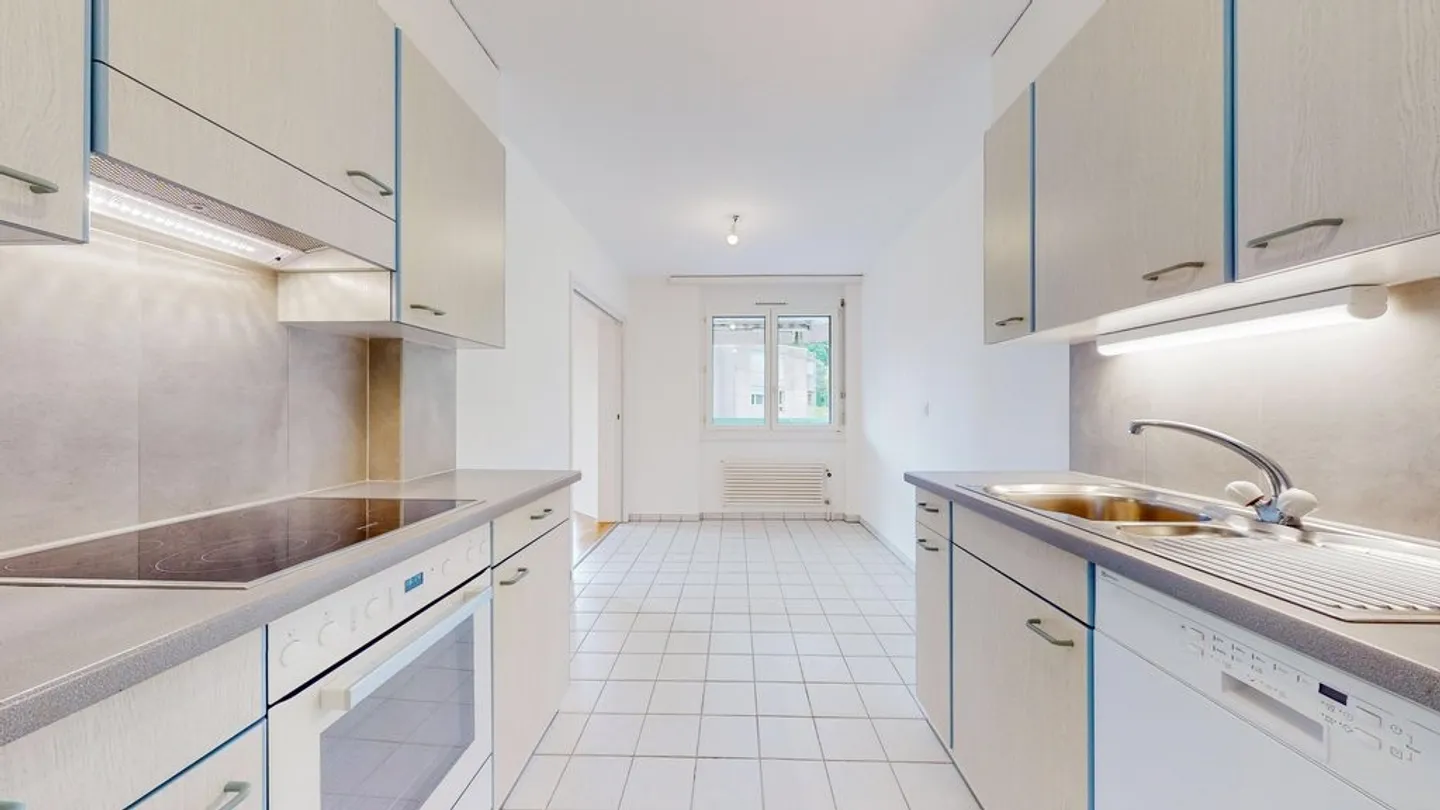 Spacious Family Apartment - Photo 4 of 10