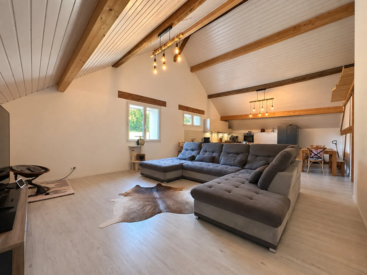 Volumes and stamp - 4.5 rooms in a renovated farm - Photo 2 of 9