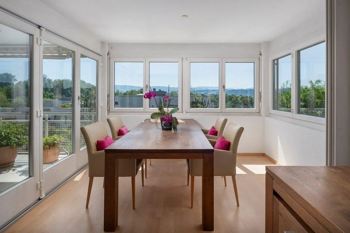 Komfortable 4½-Zimmer-Wohnung am Sonnenhang mit Seesicht im steuergünstigen Herrliberg - Foto 2 von 13