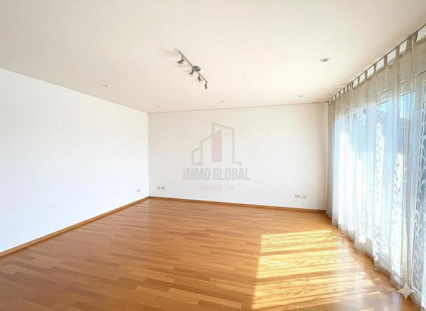 SPLENDID PENTHOUSE AWAITS A NEW FAMILY - Photo 3 of 11