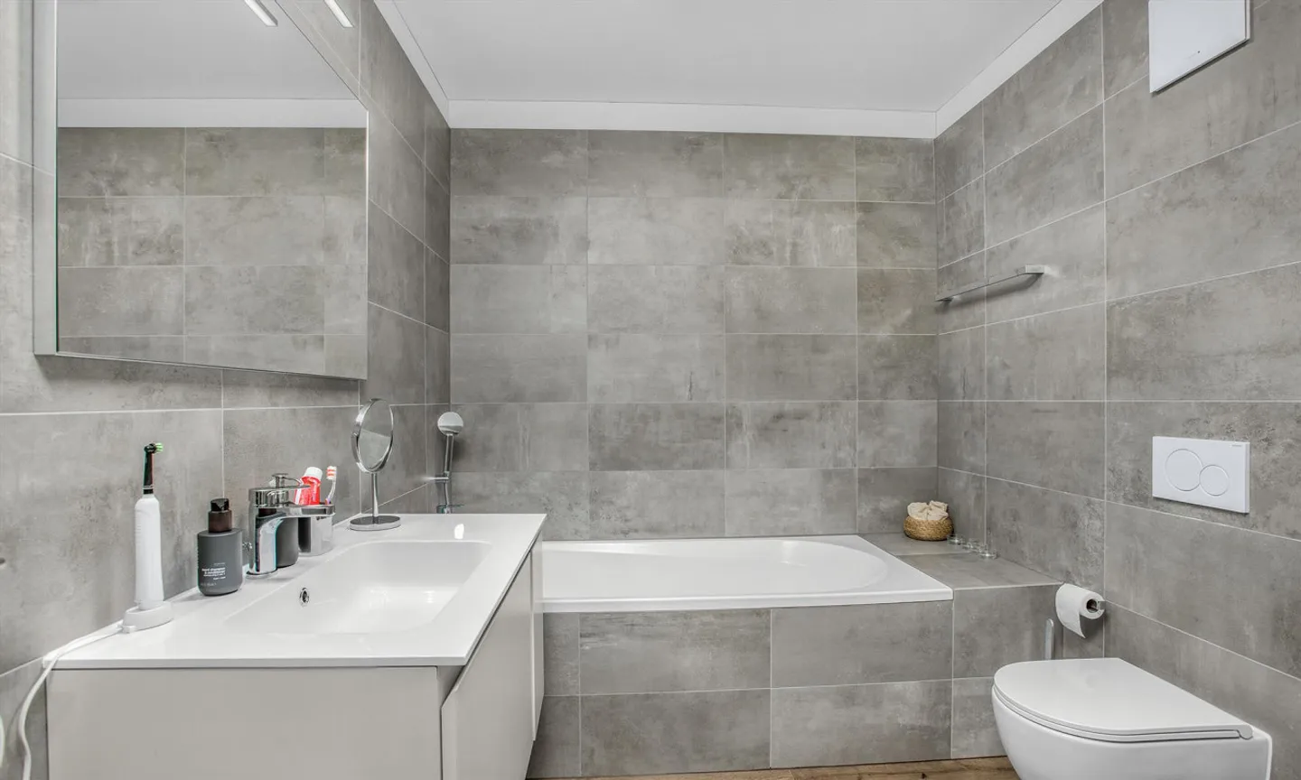 Elegantes Dachgeschoss mit 4,5 Zimmern und Seeblick-Terrasse in Rovio - Foto 6 von 11