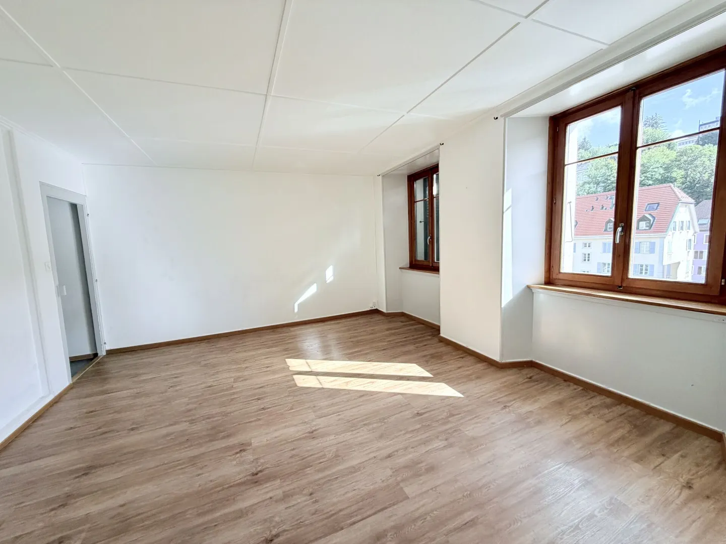 SPACIOUS 4.0 ROOMS OF 92 M² IN THE HEART OF LOCLE! - Photo 2 of 5