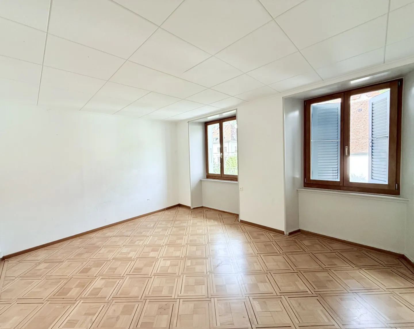SPACIOUS 4.0 ROOMS OF 92 M² IN THE HEART OF LOCLE! - Photo 3 of 5