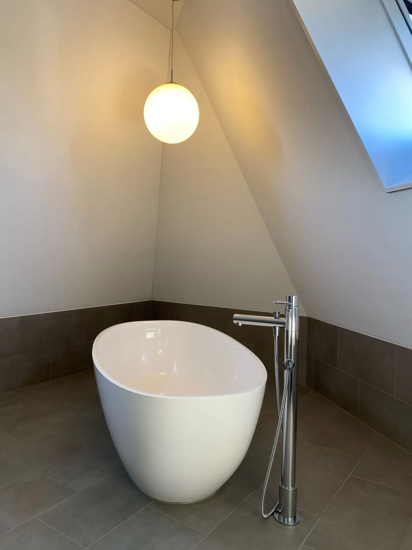 Attico luminoso con grande terrazza - prima occupazione - Foto 8 di 11