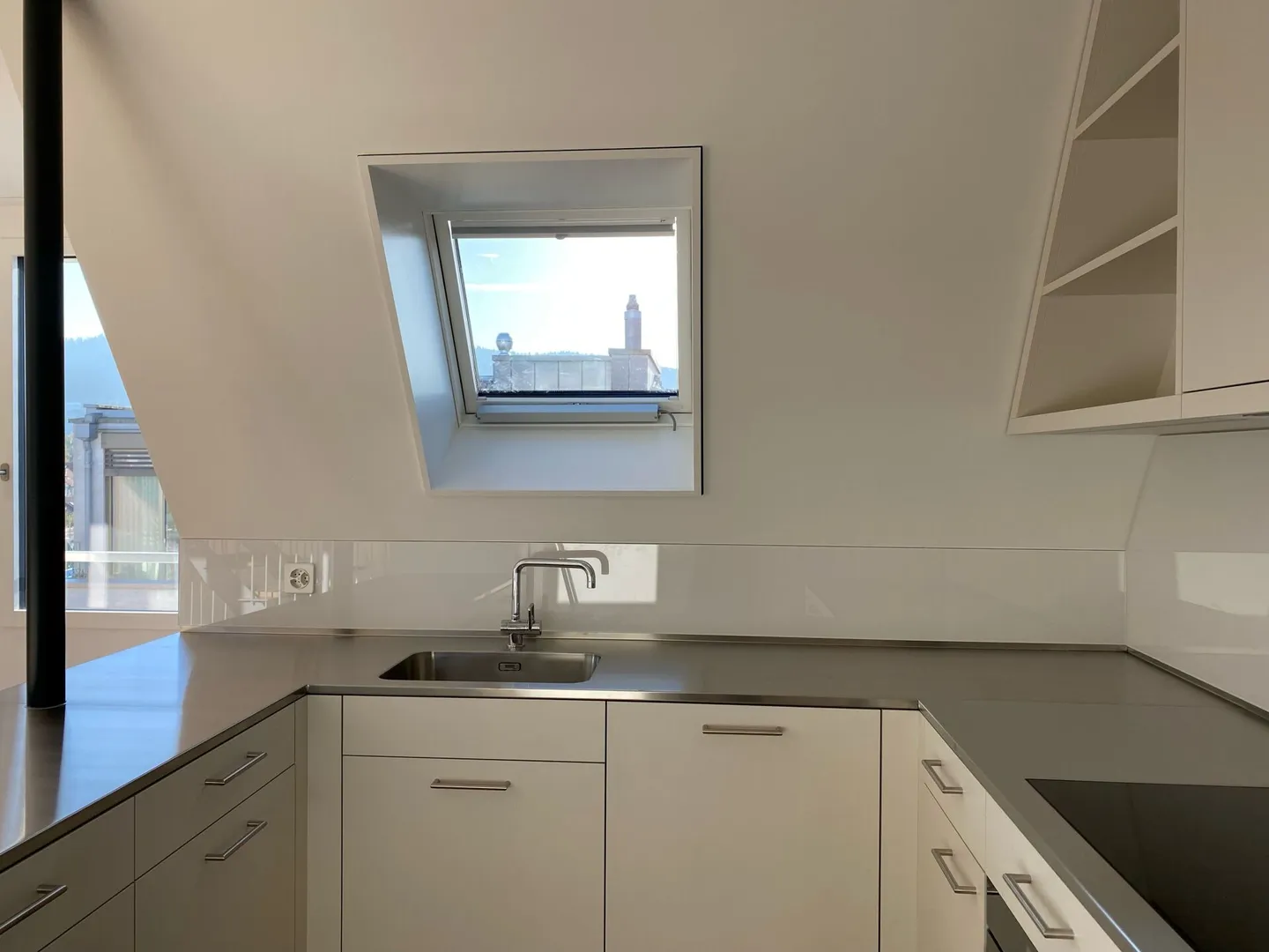 Attico luminoso con grande terrazza - prima occupazione - Foto 6 di 11