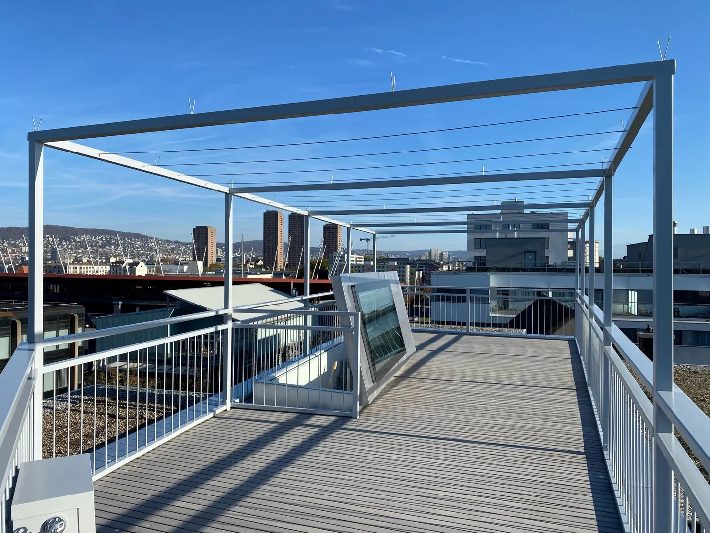 Attico luminoso con grande terrazza - prima occupazione - Foto 10 di 11