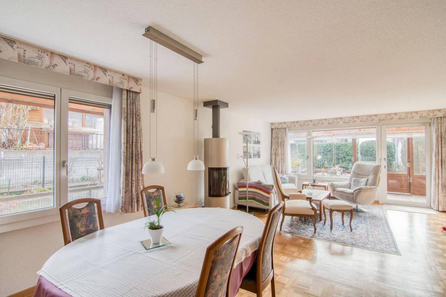 Familienfreundliches 6-Zimmer-Reiheneckhaus mit sonniger Ausrichtung und viel Freiraum für Leben, Arbeiten und Spielen - Photo 3 of 34