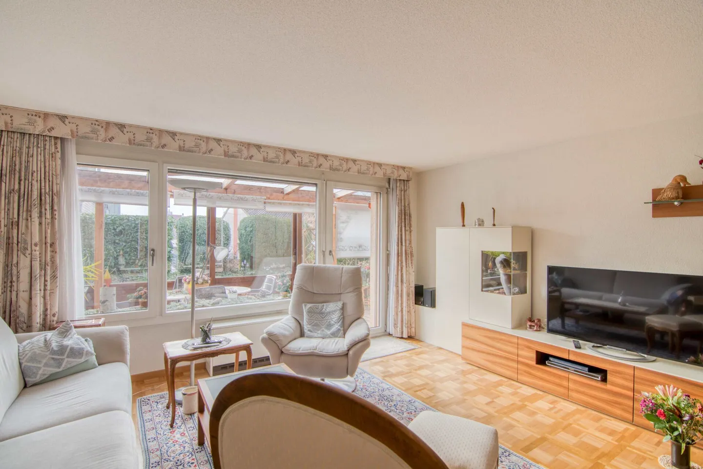 Familienfreundliches 6-Zimmer-Reiheneckhaus mit sonniger Ausrichtung und viel Freiraum für Leben, Arbeiten und Spielen - Photo 6 of 34