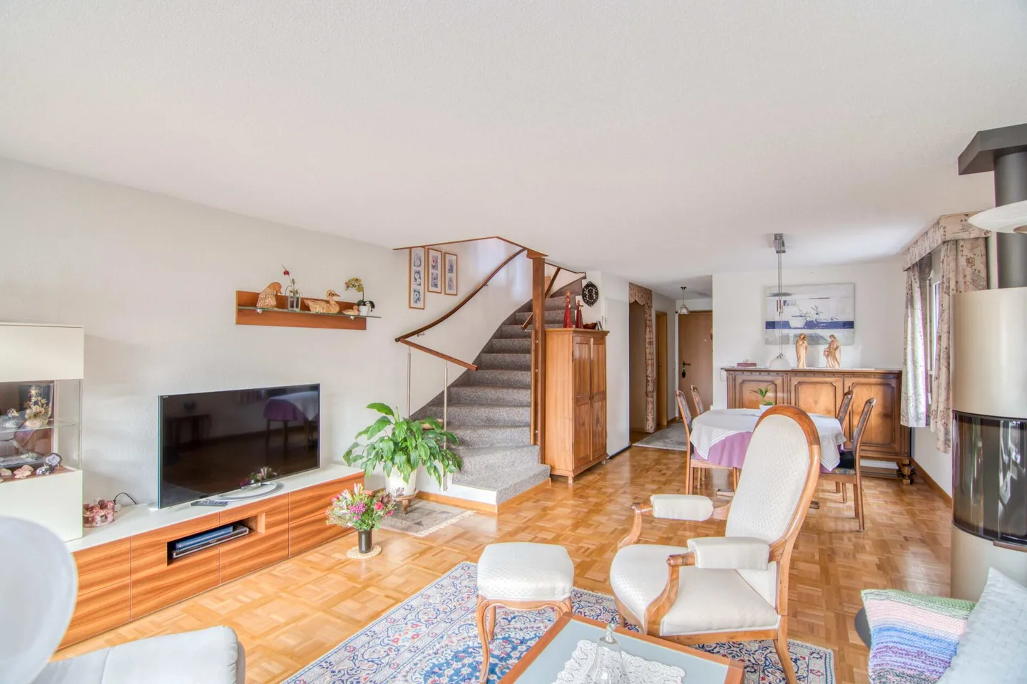 Familienfreundliches 6-Zimmer-Reiheneckhaus mit sonniger Ausrichtung und viel Freiraum für Leben, Arbeiten und Spielen - Photo 8 of 34