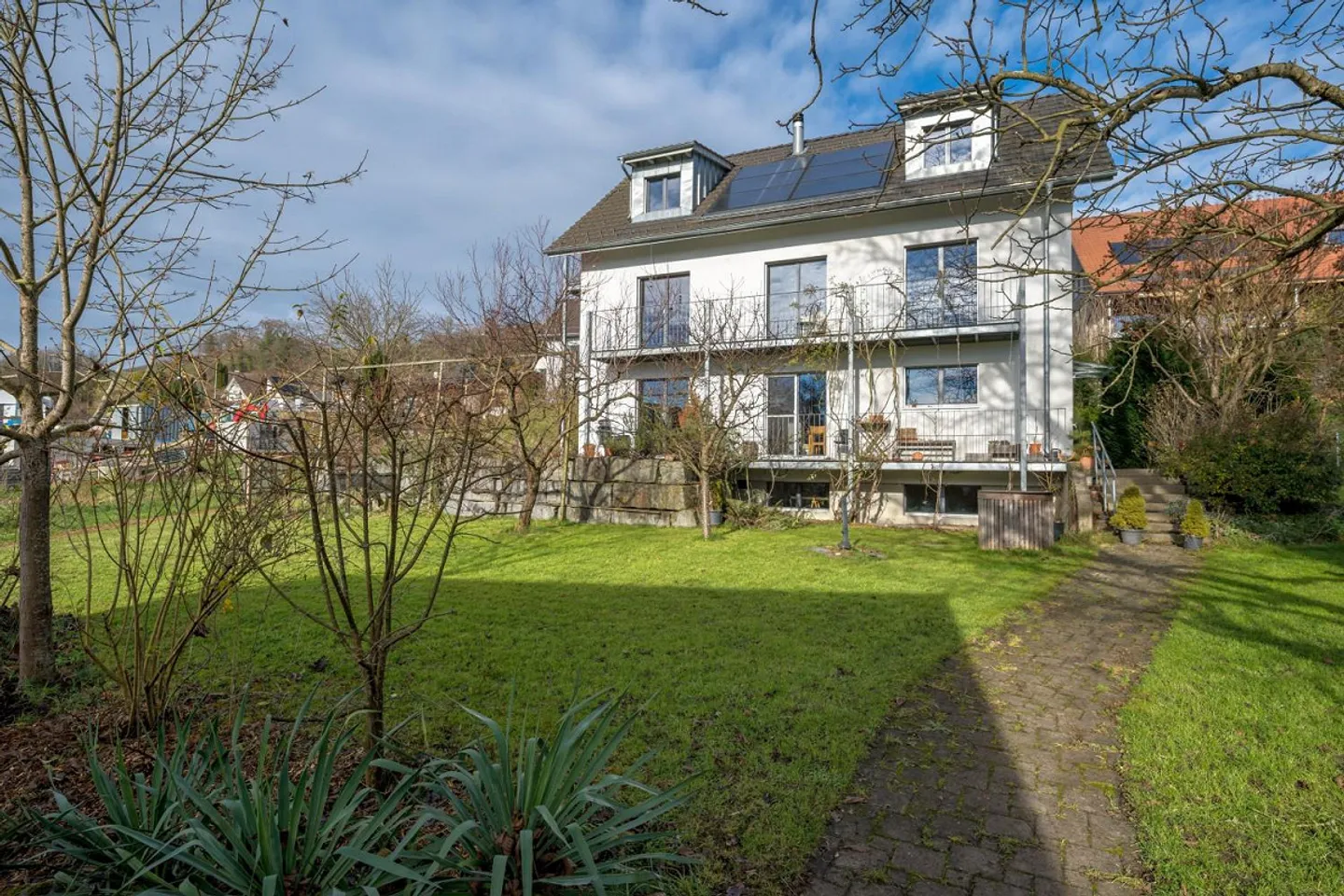 Maison individuelle de 6,5 pièces avec une haute qualité de vie et un grand jardin - Photo 1 sur 18