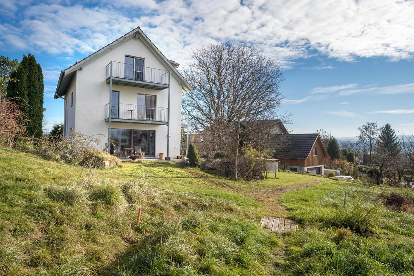 Maison individuelle de 6,5 pièces avec une haute qualité de vie et un grand jardin - Photo 2 sur 18