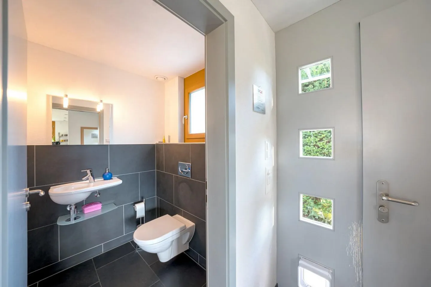 Maison individuelle de 6,5 pièces avec une haute qualité de vie et un grand jardin - Photo 6 sur 18