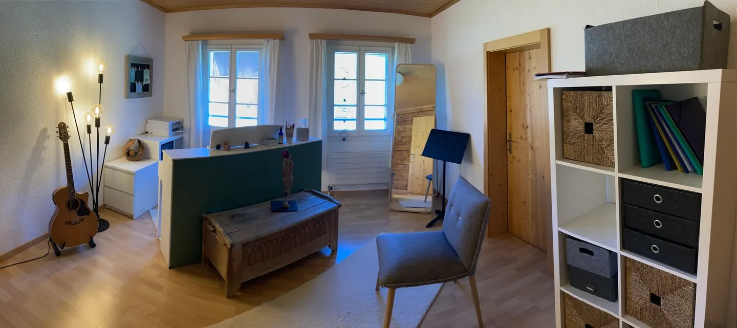 Spacious 5-Room Apartment - Photo 7 of 10