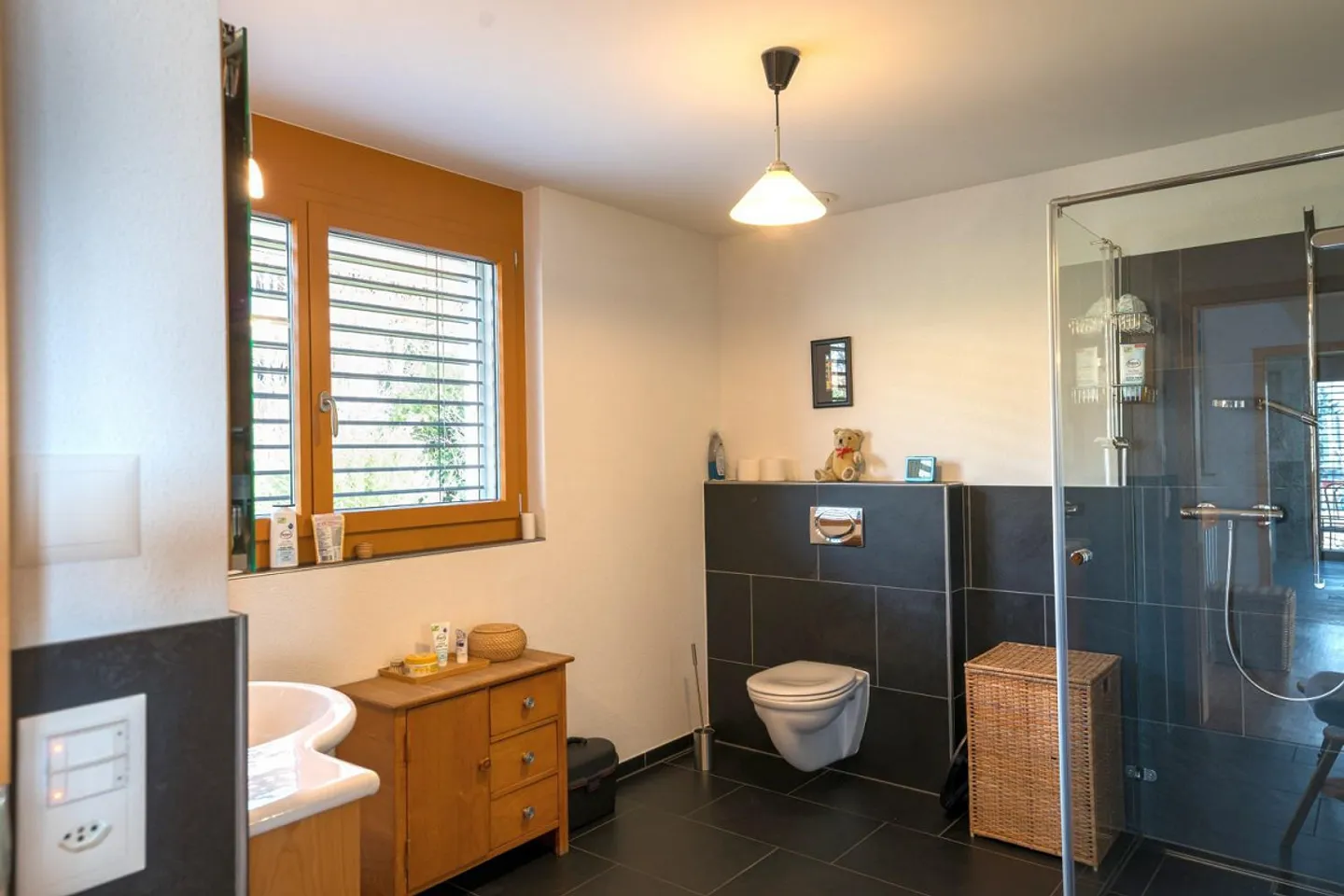 Maison individuelle de 6,5 pièces avec une haute qualité de vie et un grand jardin - Photo 8 sur 18