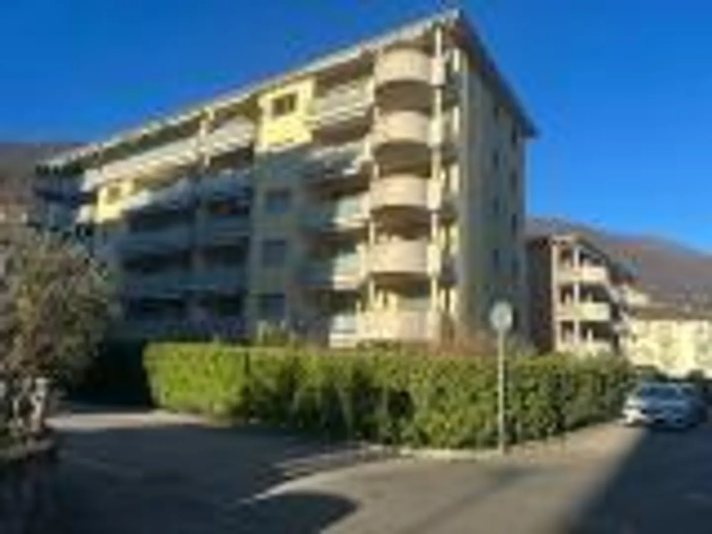 «Appartamento di 3 1/2 locali nel terzo piano in una posizione molto tranquilla e soleggiata / 3,5 Zimmer WHG im 3 OG.an sehr ruhiger, sonniger Lage» - Foto 1 di 14
