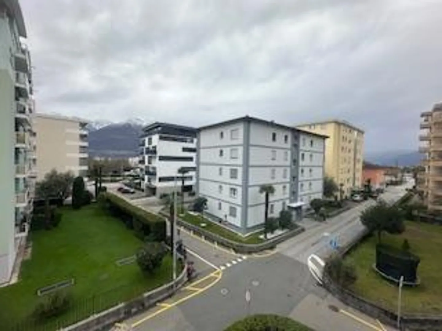 «Appartamento di 3 1/2 locali nel terzo piano in una posizione molto tranquilla e soleggiata / 3,5 Zimmer WHG im 3 OG.an sehr ruhiger, sonniger Lage» - Foto 2 di 14