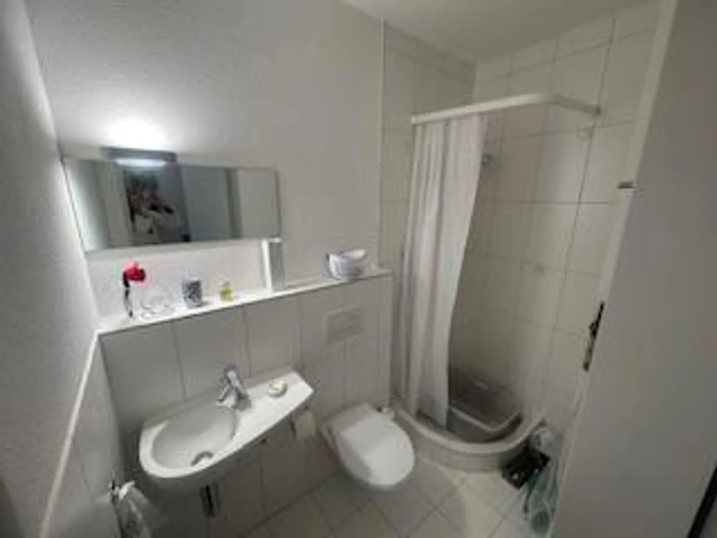«Appartamento di 3 1/2 locali nel terzo piano in una posizione molto tranquilla e soleggiata / 3,5 Zimmer WHG im 3 OG.an sehr ruhiger, sonniger Lage» - Foto 10 di 14