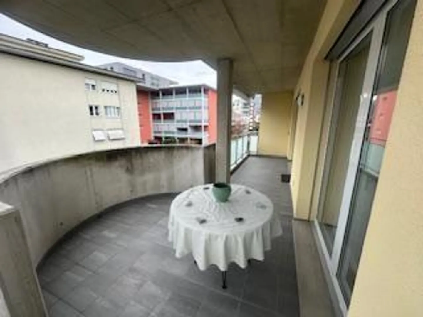 «Appartamento di 3 1/2 locali nel terzo piano in una posizione molto tranquilla e soleggiata / 3,5 Zimmer WHG im 3 OG.an sehr ruhiger, sonniger Lage» - Foto 12 di 14
