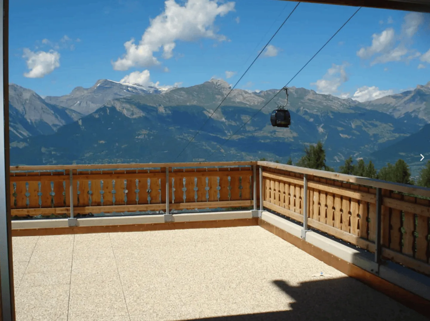 Beautiful 4.5-room ski-in ski-out apartment with stunning views of the Alps - Photo 4 of 13