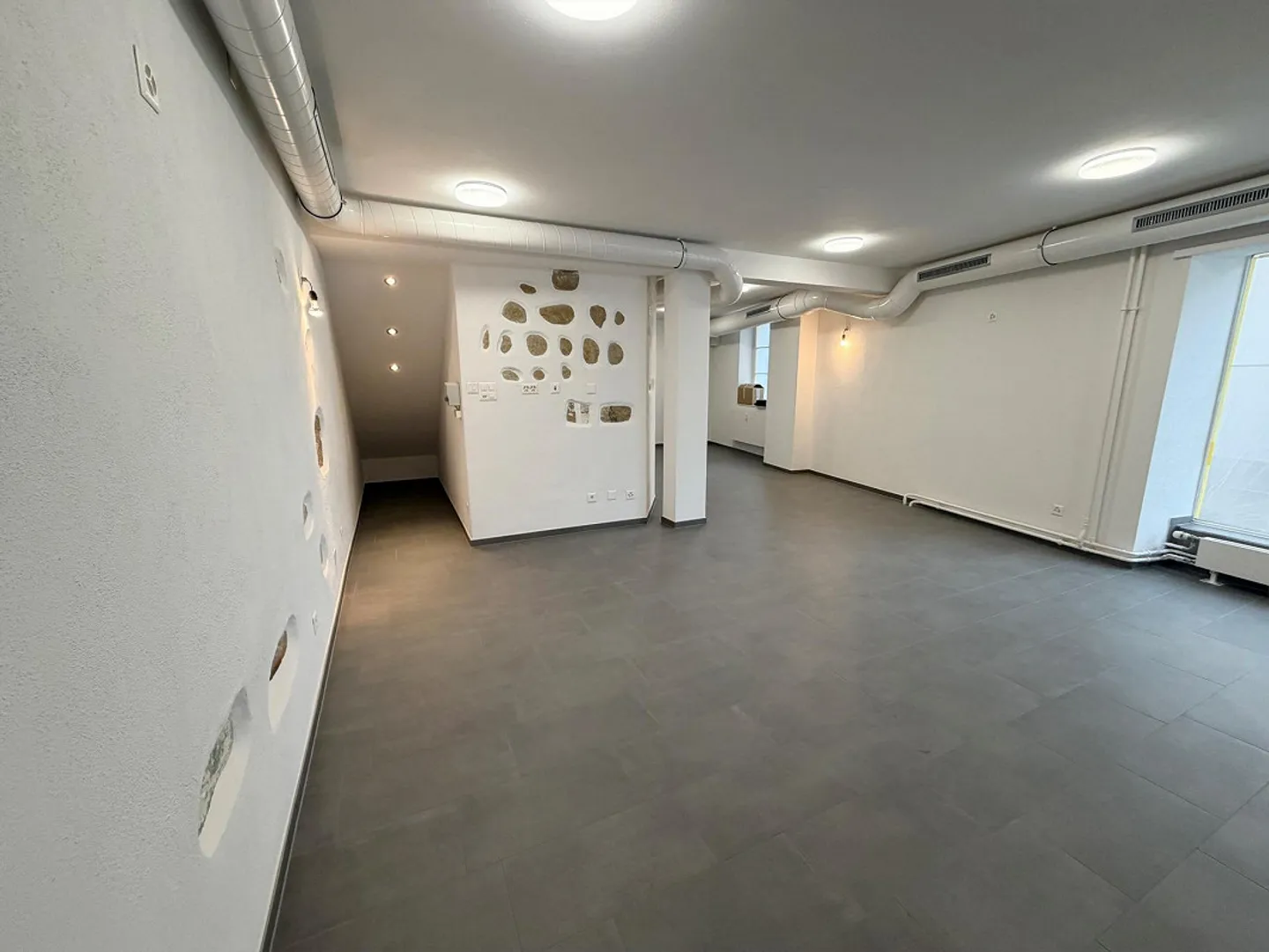 Beautiful commercial space in the center of Neuhausen - Photo 2 of 10