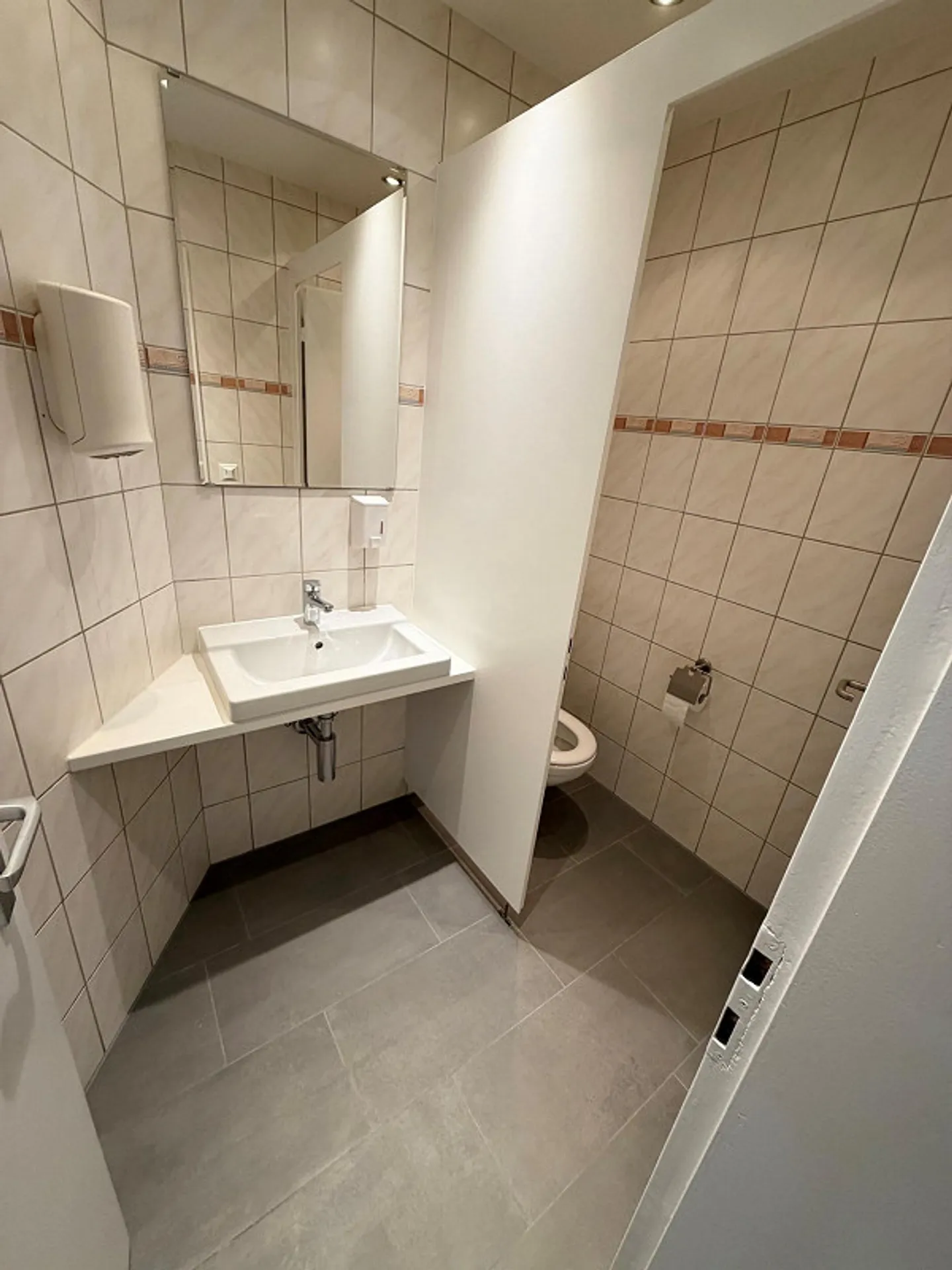 Beautiful commercial space in the center of Neuhausen - Photo 5 of 10