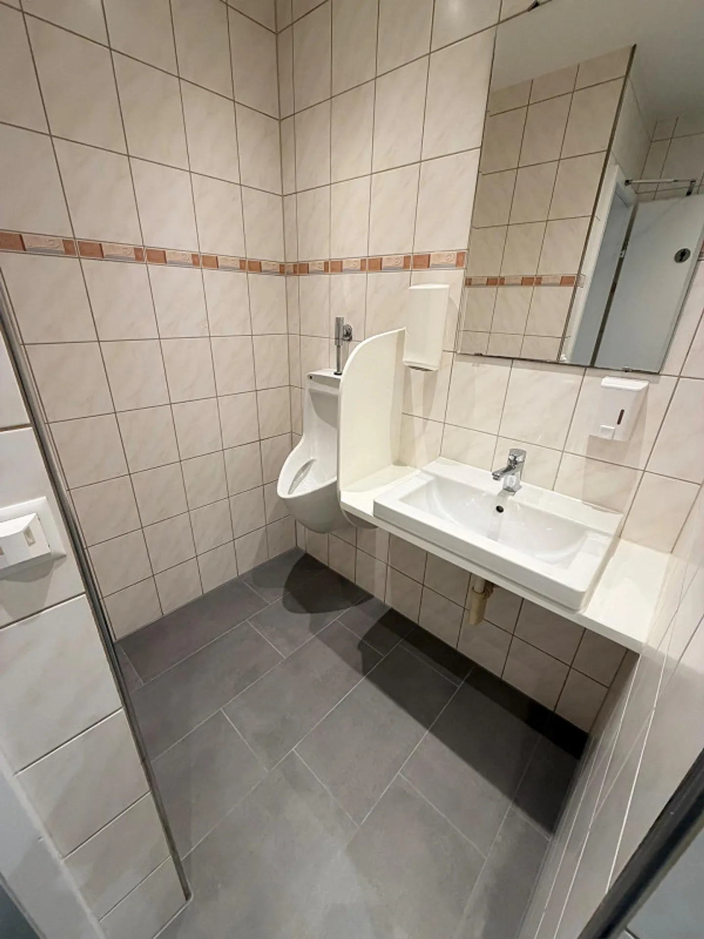 Beautiful commercial space in the center of Neuhausen - Photo 7 of 10