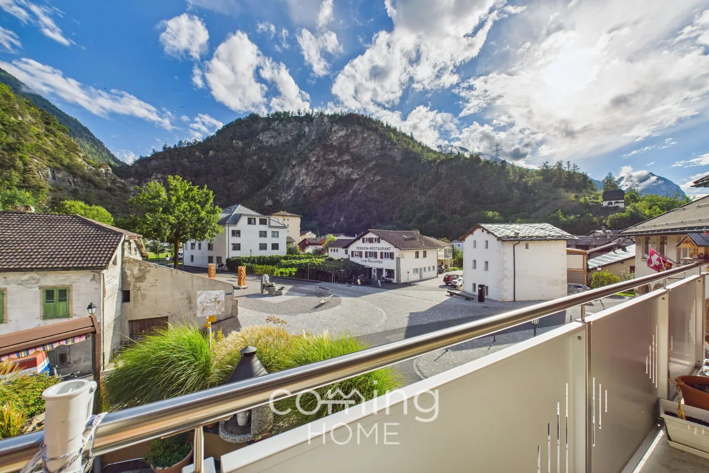 Maison multifamiliale attrayante avec grand espace commercial et trois appartements modernisés à Turtmann - Photo 1 sur 23