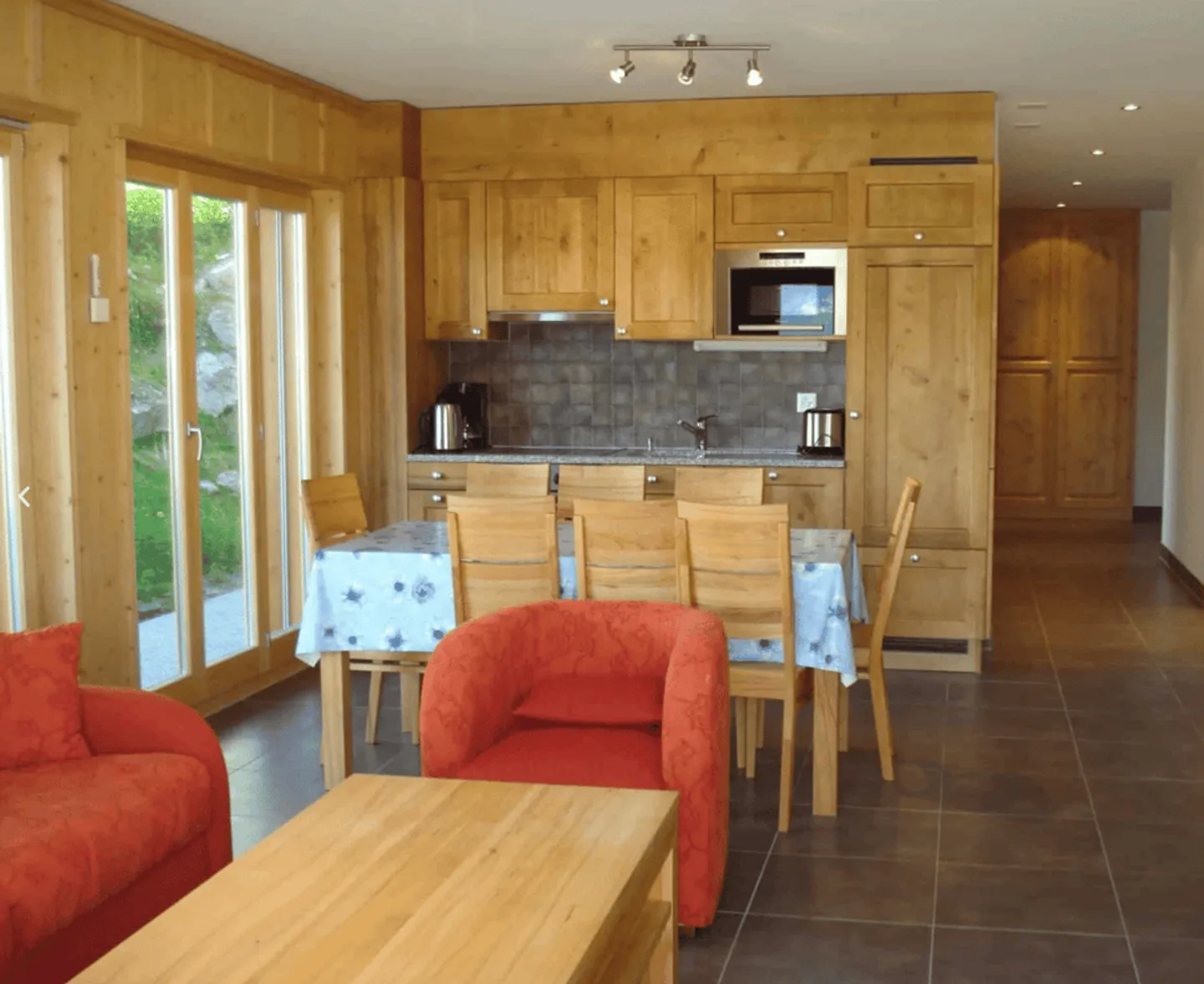 Beautiful 4.5-room ski-in ski-out apartment with stunning views of the Alps - Photo 5 of 13