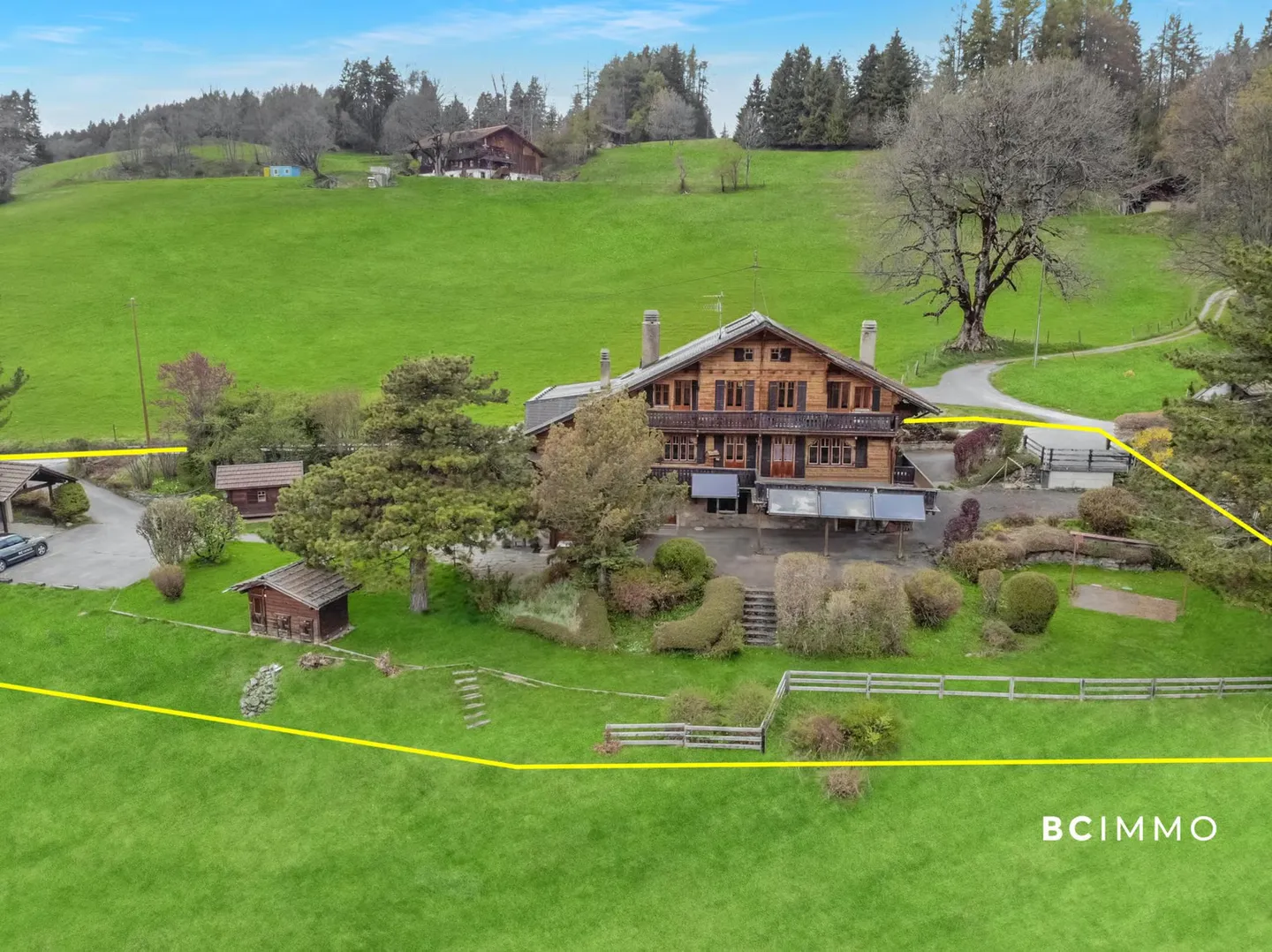 Geräumiges Chalet auf schönem Grundstück - Foto 2 von 11