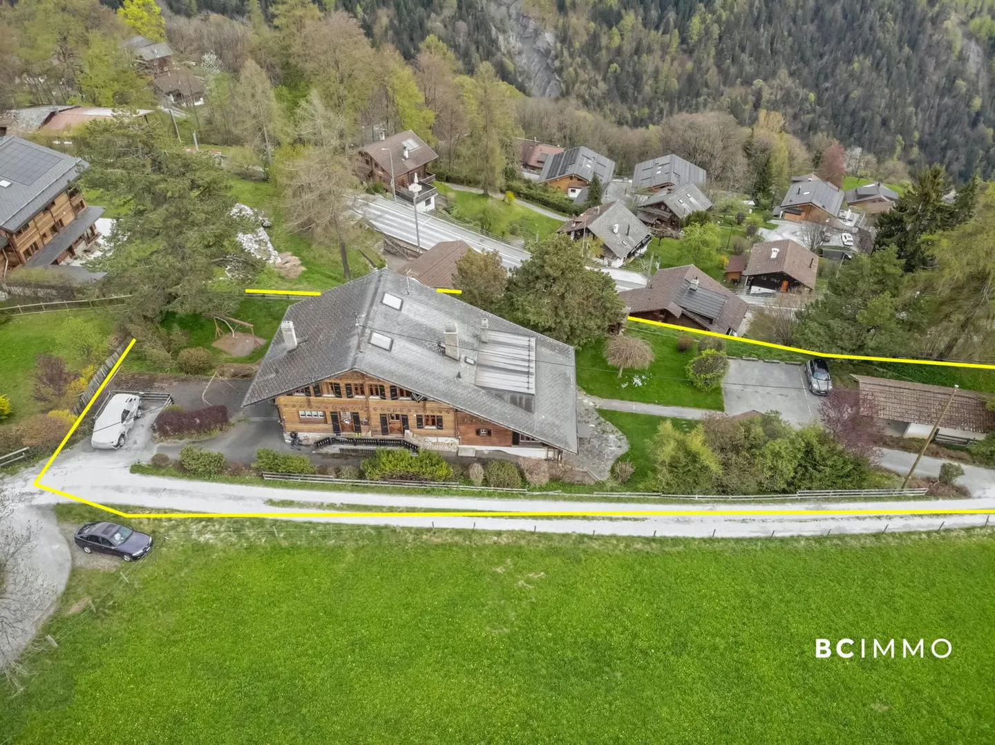 Geräumiges Chalet auf schönem Grundstück - Foto 3 von 11