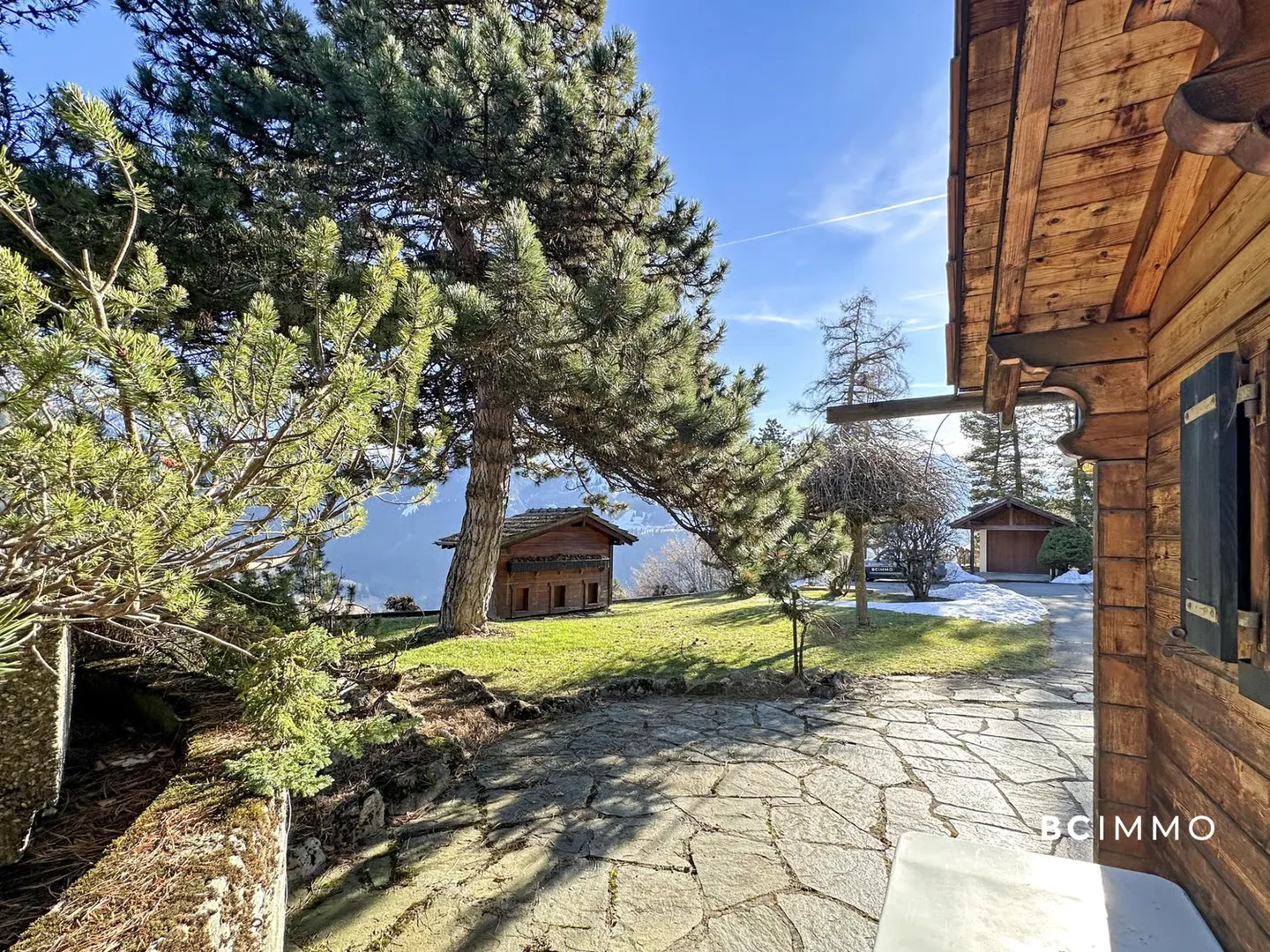 Geräumiges Chalet auf schönem Grundstück - Foto 8 von 11