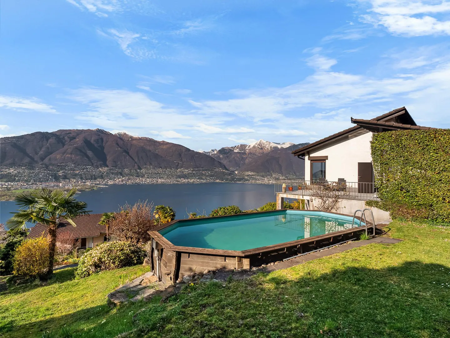 Sogno residenziale esclusivo su terreno edificabile di 2.637 m2 con vista a 180° - Foto 1 di 23