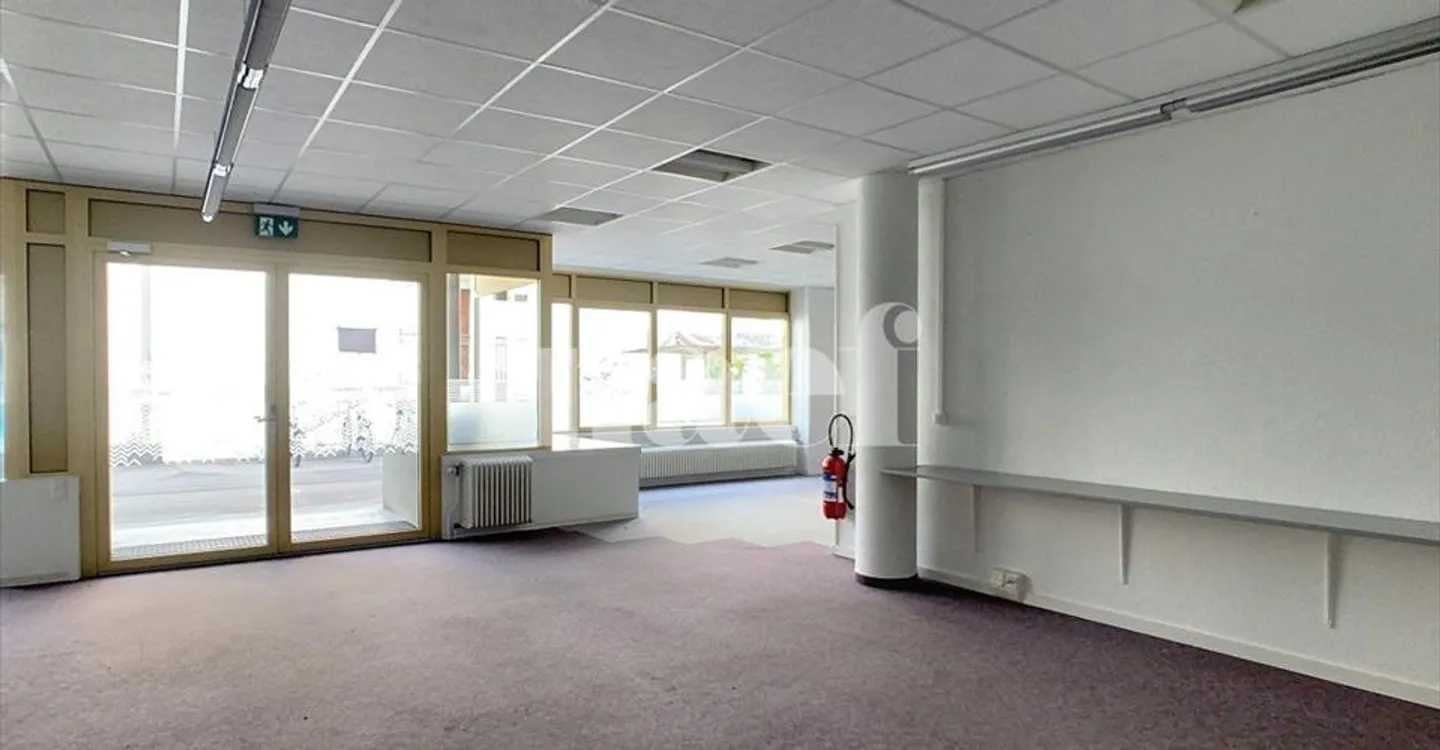 Edificio ad uso misto in affitto - Foto 3 di 10