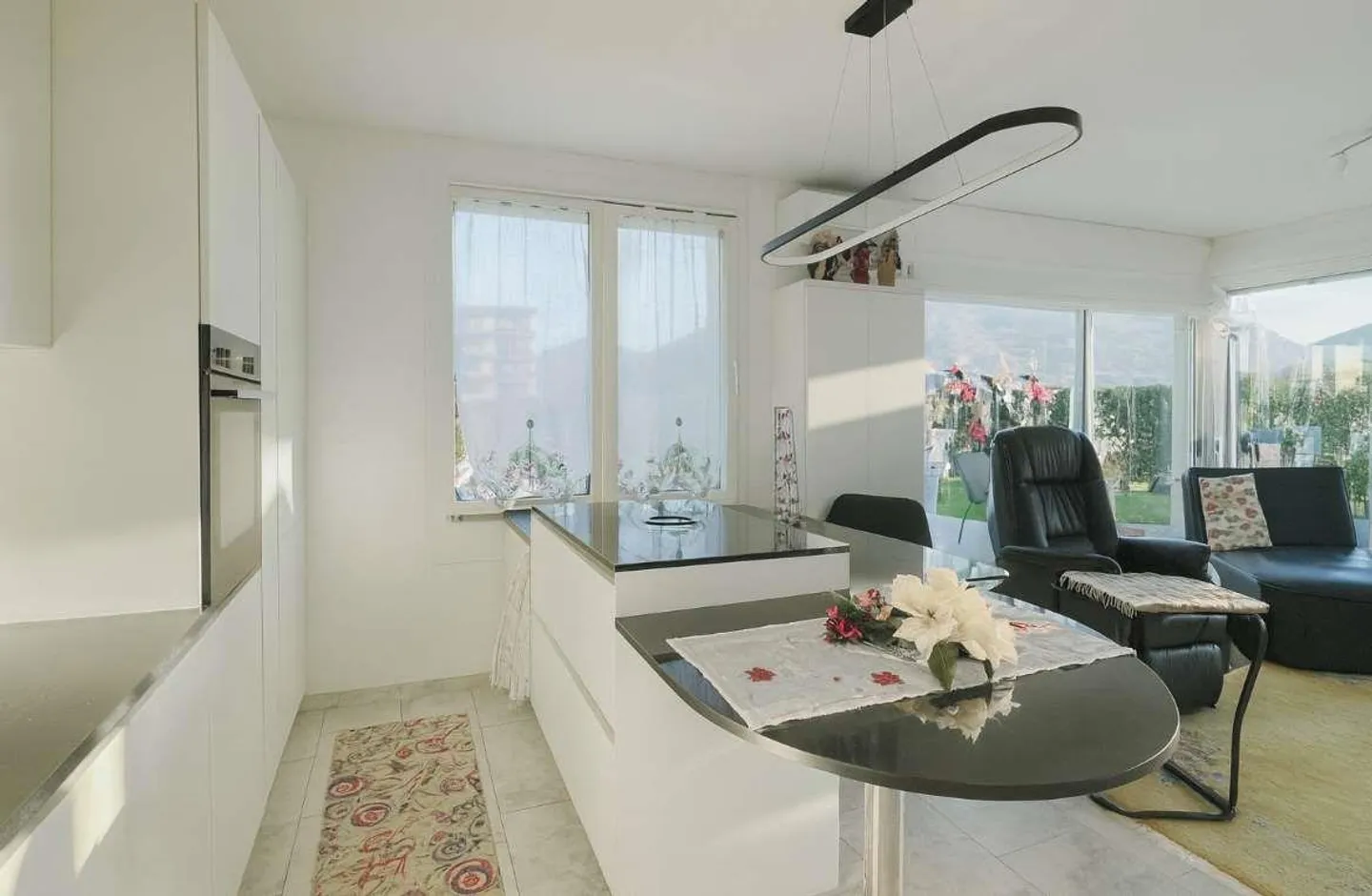 Appartamento elegante con grande terrazza e giardino privato - Foto 5 di 13