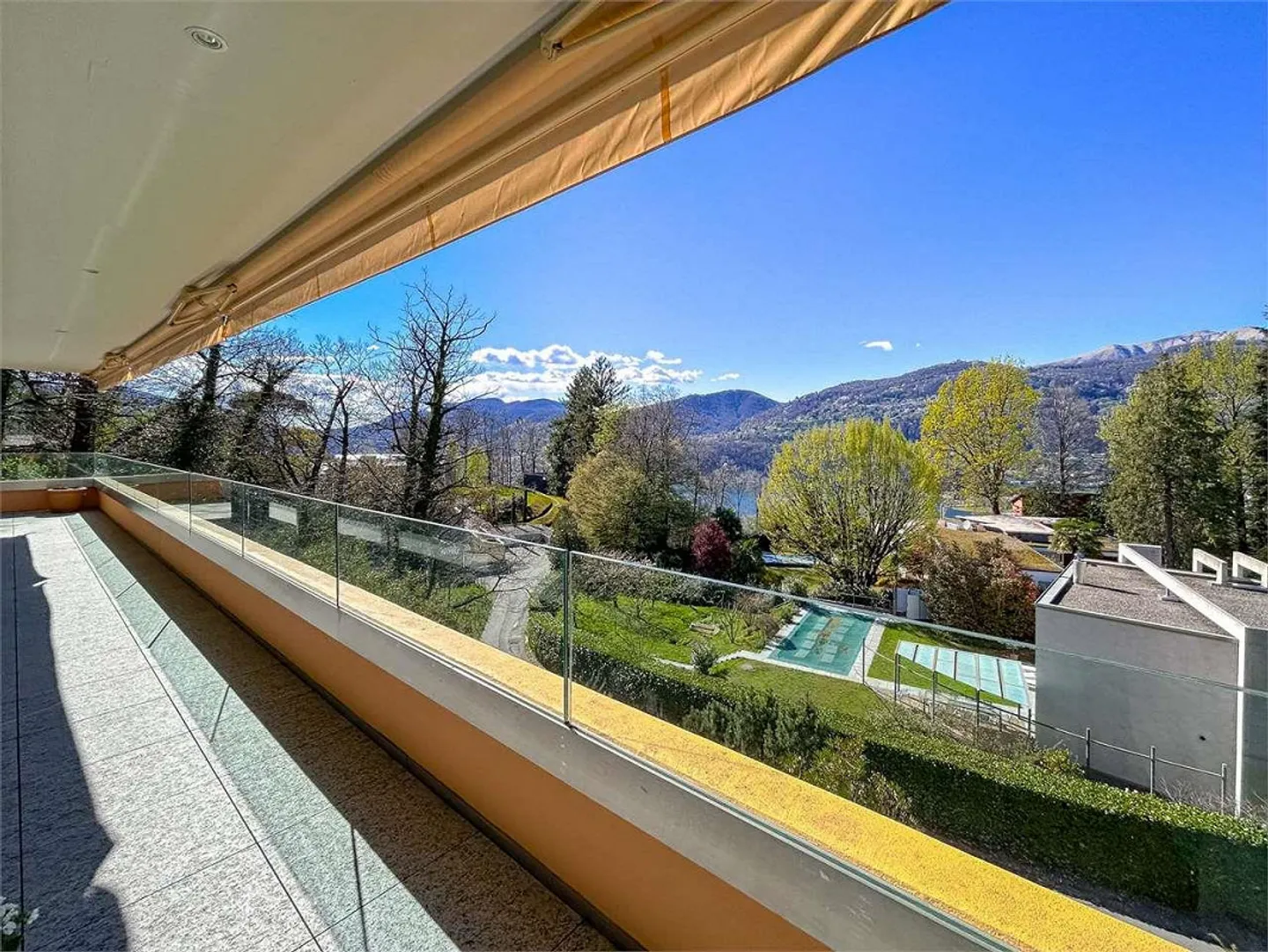 Appartamento d 4.5 locali con vista lago - Foto 3 di 5
