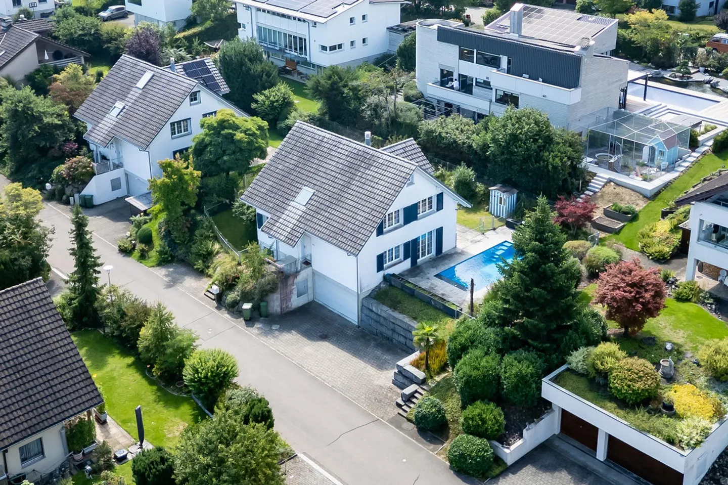 Casa unifamiliare attraente con piscina e giardino idilliaco - Foto 3 di 21